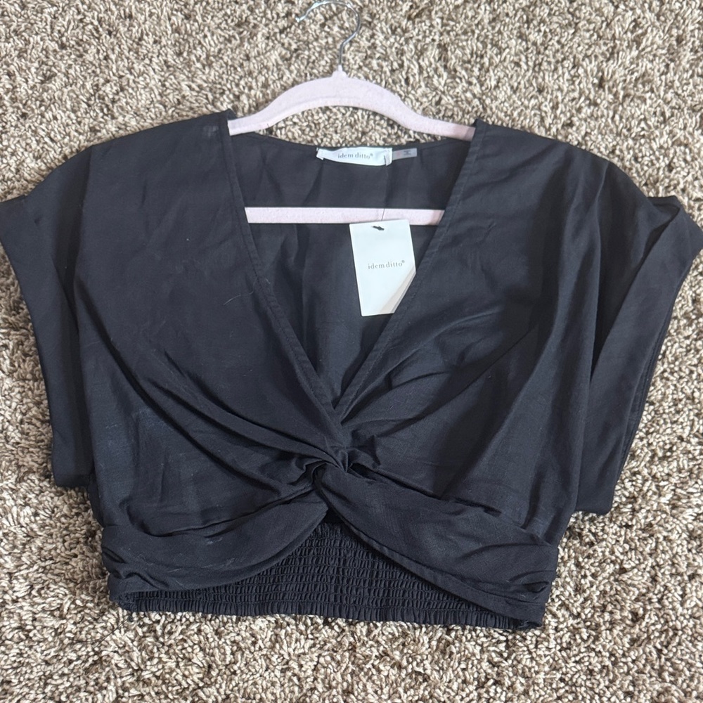 Chic Black Twist-Front Crop Top